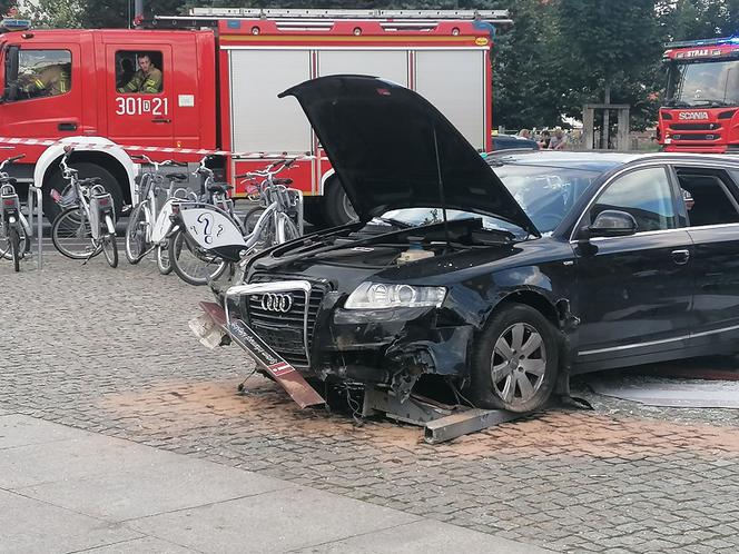 Wrocław: Groza pod Halą Targową! Auto staranowało rowery! Kierowca był pod wpływem? 