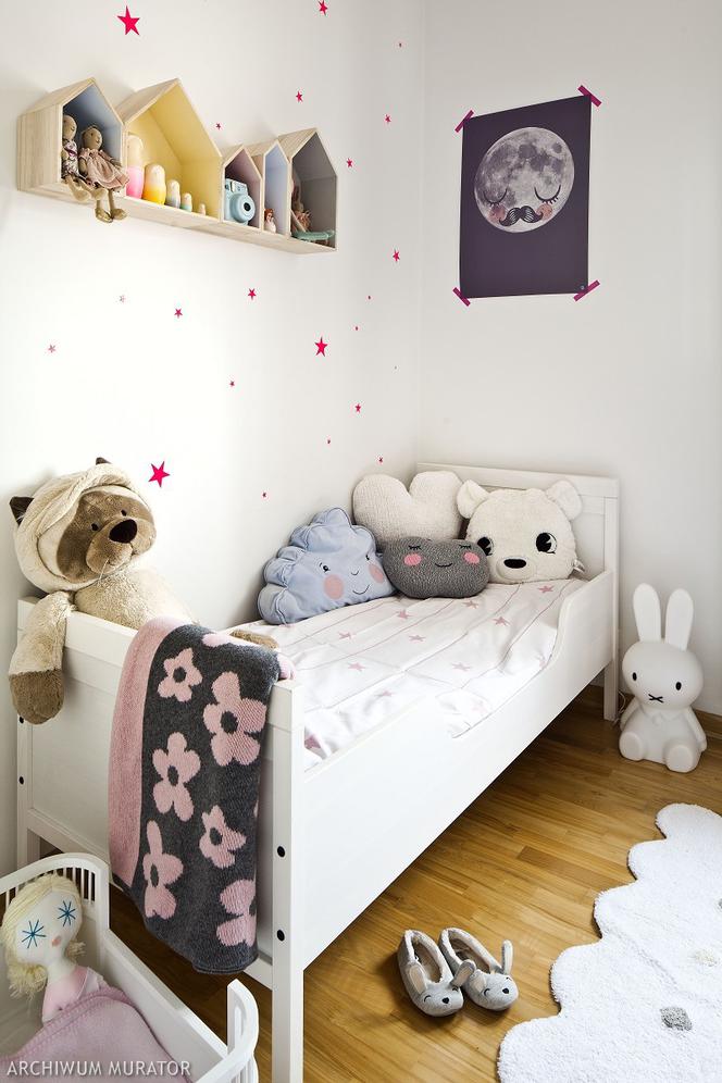 Dekoracja ściany za łożkiem w pokoju dziecka