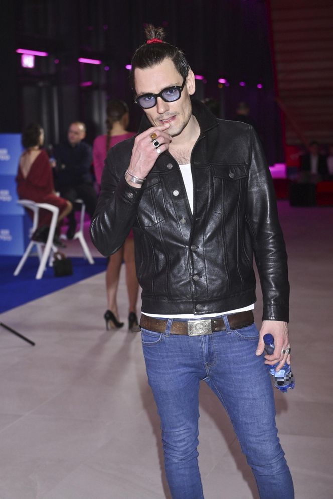 Spodnie spłatały figla Bartoszowi Gelnerowi na ramówce TVP