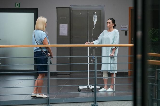 Pierwsza miłość, odcinek 3330: Alicja (Magdalena Szczepanek), Emilka (Anna Ilczuk)