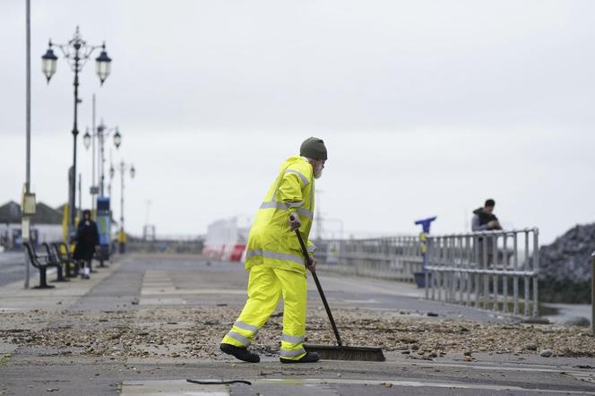 Orkan Ciaran szaleje! Są ofiary śmiertelne, 5-latek zginął na placu zabaw