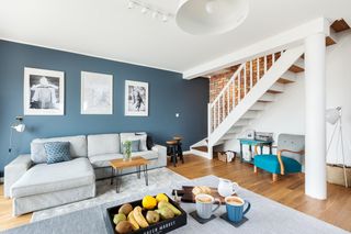 Schody w salonie - drewniane, betonowe, stalowe, szklane, jednobiegowe, dwubiegowe a może kręcone. Jest w czym wybrać