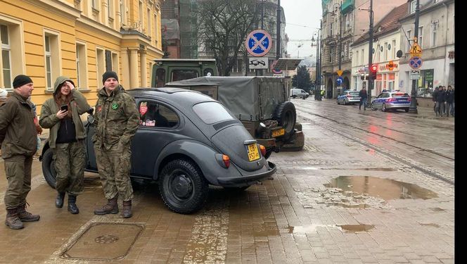 Zabytkowe auta cieszą oczy i mają zachęcić do wsparcia orkiestry 