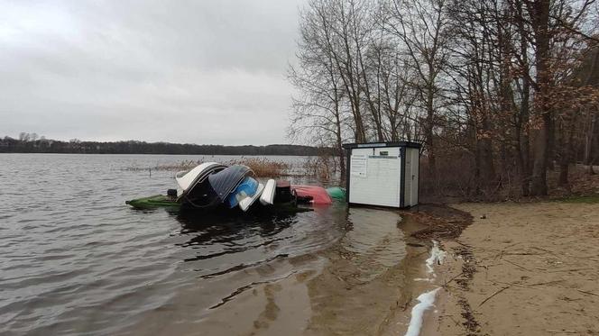 Plaża w Nowym Dębcu zalana