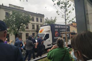 Blokada ciężarówki anty-LGBT na Pradze. Utrudniony przejazd w kierunku dworca Wileńskiego