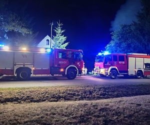 Groźny pożar na Dolnym Śląsku. Ogień strawił budynek i auta osobowe