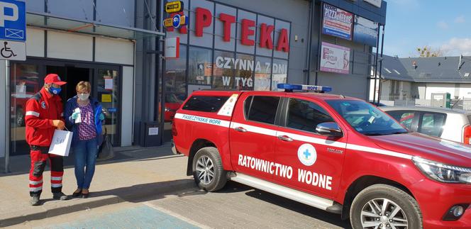 WOPR z Góry Kalwarii rozdaje emerytom maseczki