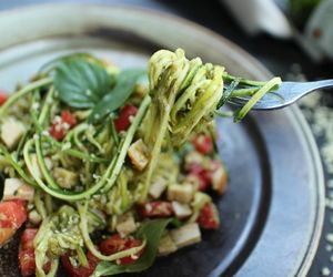 Pełnoziarnisty makaron z warzywami w delikatnym sosie. Przepis na zdrowe, pożywne danie dla całej rodziny