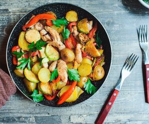 Ziemniaki piekę razem z kurczakiem. To danie na obiad zachwyca smakiem i aromatem 