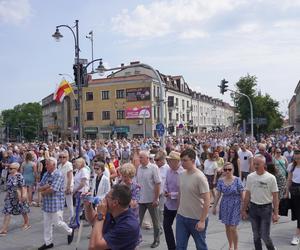 Boże Ciało 2024. Tłumy wiernych przeszły w procesji ulicami Białegostoku