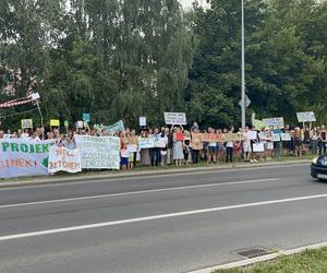 Protest mieszkańców przeciwko wycince drzew pod budowę linii tramwajowej do Mistrzejowic.