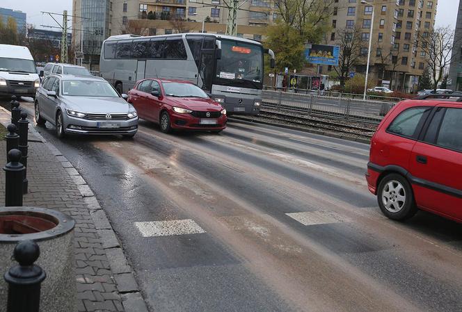 Przed Rondem Zgrupowania AK Radosław rozlała się substancja ropopochodna