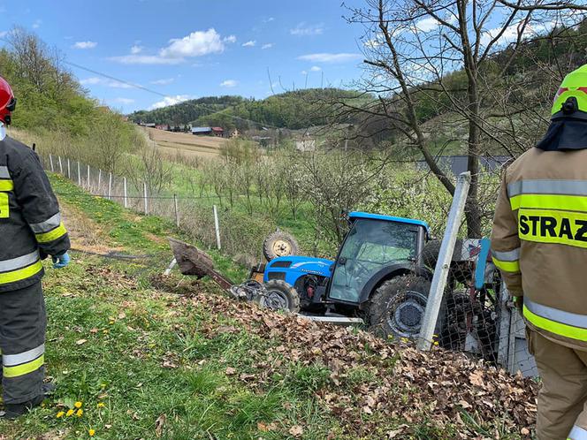 Ciągnik przygniótł mężczyznę! Ratowniczy śmigłowiec zabrał go do szpitala