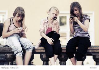 Dzieci uzależniają się od telefonów. Jak z tym walczyć?