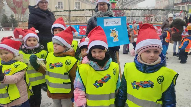 Dzieci z Miejskiego Przedszkola nr 18  rozdawały na rynku w Lesznie świąteczne upominki