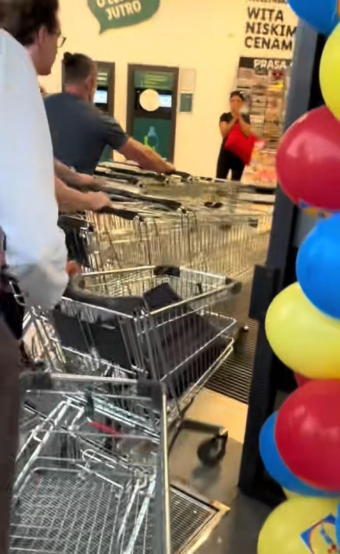 Szturm na nowego Lidla w Jasienicy. Tłumy mieszkańców od świtu czekały na otwarcie