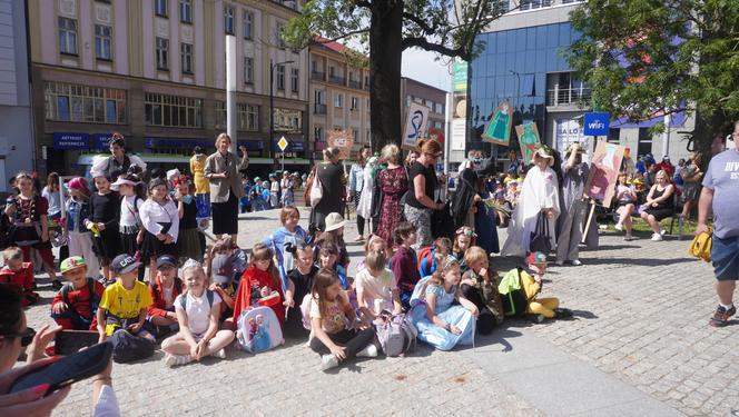 Dni Bajki 2024. W centrum Olsztyna zrobiło się bajkowo. Dzieci przejęły władzę nad miastem [ZDJĘCIA]