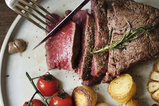 Dieta keto może szkodzić mężczyznom. Kobiety chroni jeden hormon