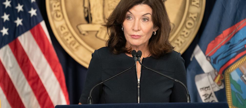 Gubernator zwalnia ludzi Cuomo