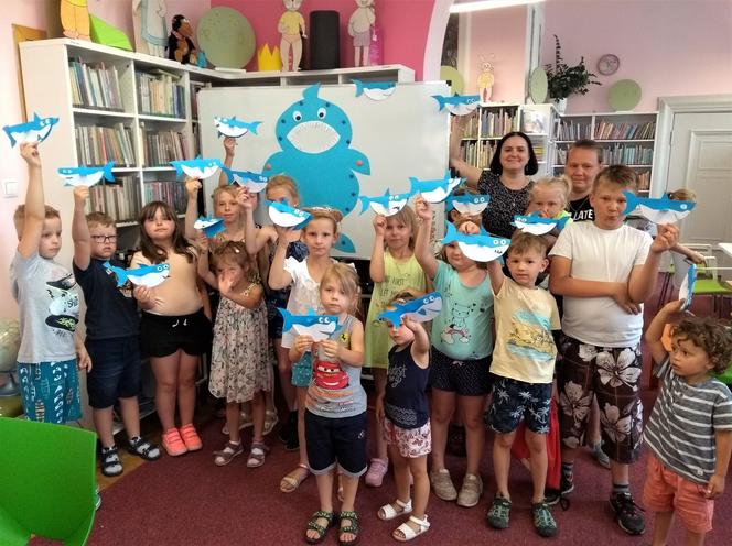 Dzieci spędzają wakacje w bibliotece. Jakie zajęcia przed nami?