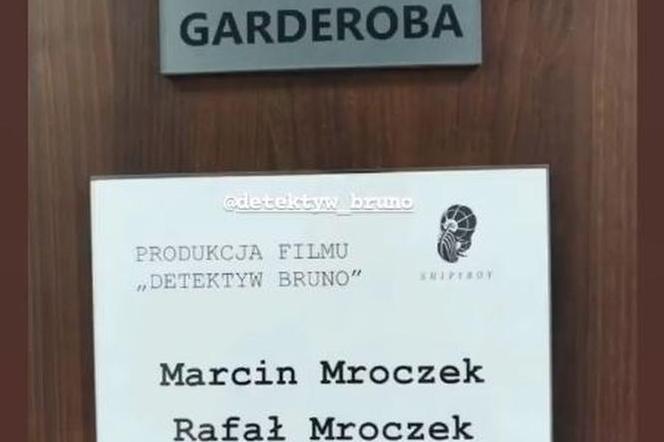 M jak miłość: drzwi do garderoby Marcina i Rafała Mroczków na planie filmu Detektyw Bruno