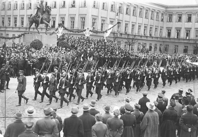 Defilada wojskowa na Placu Saskim w 1927