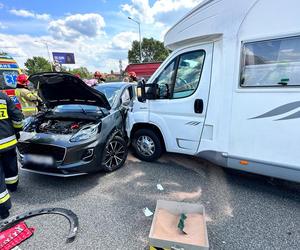 Koszmarny wypadek w kierunku Marek. Kobieta z obrażeniami klatki piersiowej trafiła do szpitala