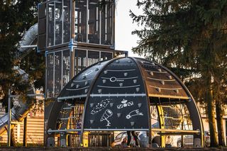 Nowa atrakcja dla dzieci na lotnisku w Lesznie. Planetarium do wspinania [ZDJĘCIA]