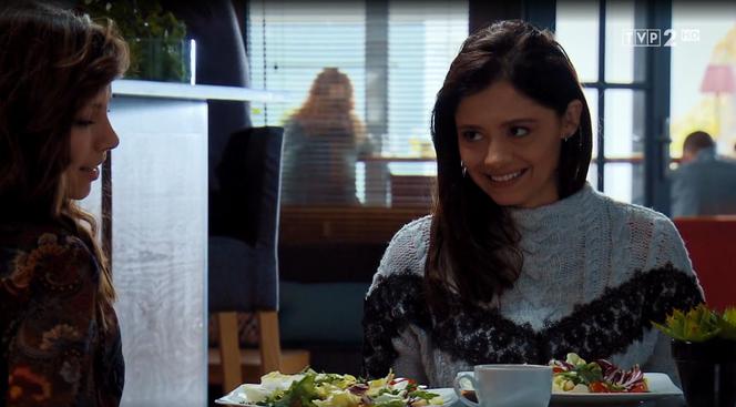 M jak miłość, odcinek 1501: Iza (Adriana Kalska), Aneta (Ilona Janyst)