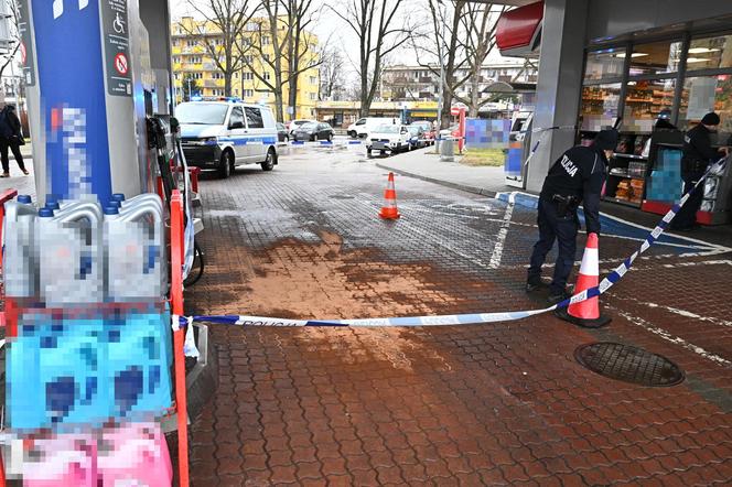 Horror na stacji benzynowej. Zaczął wylewać paliwo na ziemię