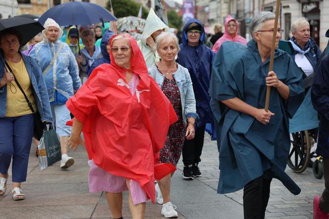 Lubelska Piesza Pielgrzymka na Jasną Górę 2024. Pątnikom deszcz niestraszny!