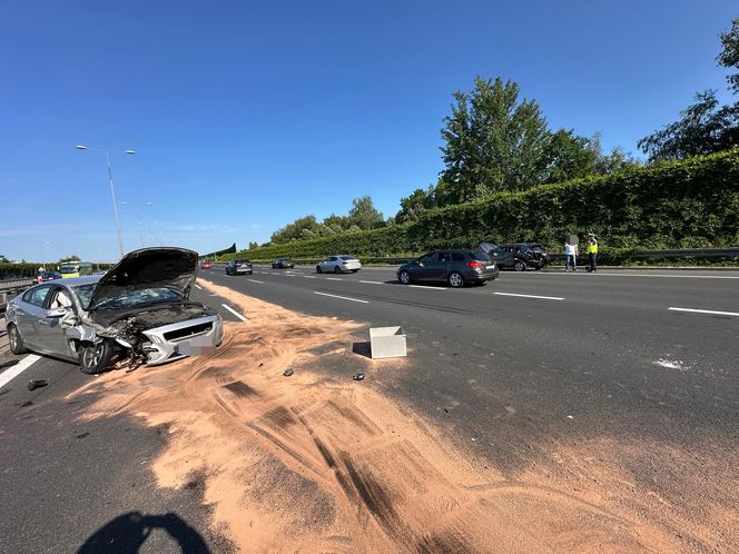 Zderzenie trzech aut, jedno dachowało