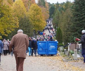 Tłumy na cmentarzu przy ul. Poprzecznej. Olsztynianie odwiedzają groby bliskich [ZDJĘCIA]