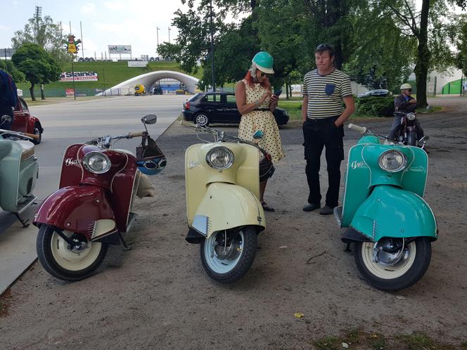 Osy kręciły kółka na stadionie żużlowym w Lesznie. Ogólnopolski zlot skuterów Osa Osieczna-Leszno 