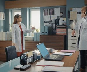 M jak miłość, odcinek 1850. Olek (Maurycy Popiel), Aneta (Ilona Janyst)