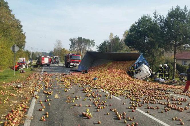 wypadek koło Staszowa jabłka na drodze