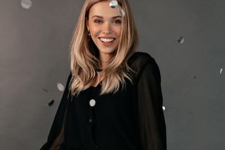 Elegancka, funkcjonalna i bardzo modna. Za co fashionistki pokochały czarną koszulę? 