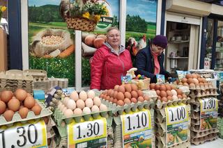 Jajka i sprzedawcy na halach targowych