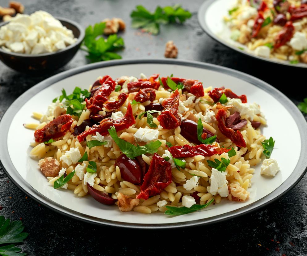 Pożywna sałatka z makaronem orzo, fetą i suszonymi pomidorami