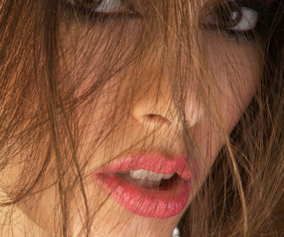 Tired girl make-up na jesień. Jak wykonać niedbały makijaż w najlepszym stylu?