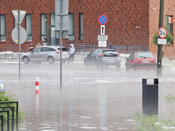 Nawałnica nad Gnieznem. Miasto zalały strumienie wody po ulewie i gradobiciu [ZDJĘCIA].