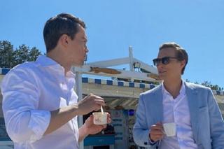 M jak miłość po wakacjach 2023. Jakub Karski (Krzysztof Kwiatkowski), Olek (Maurycy Popiel) na planie