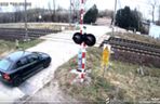 O krok od tragedii. Samochód zepsuł się im na przejeździe. LIczyły się sekundy