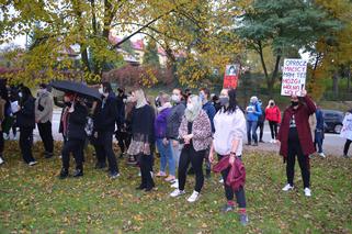NIE JESTEŚMY INKUBATORAMI w Starachowicach też protestowali przed biurami posłów PiS 