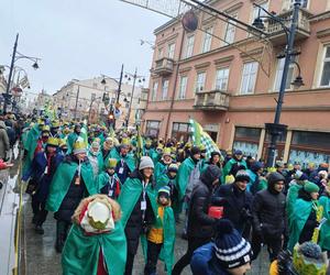 Kolorowy Orszak Trzech Króli w Łodzi. W centrum miasta pojawiło się mnóstwo osób [ZDJĘCIA]