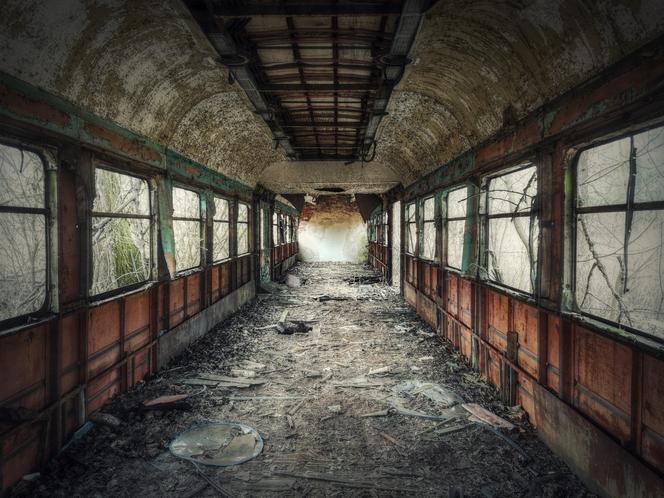 Opuszczona stacja kolejowa w sercu puszczy na Podlasiu