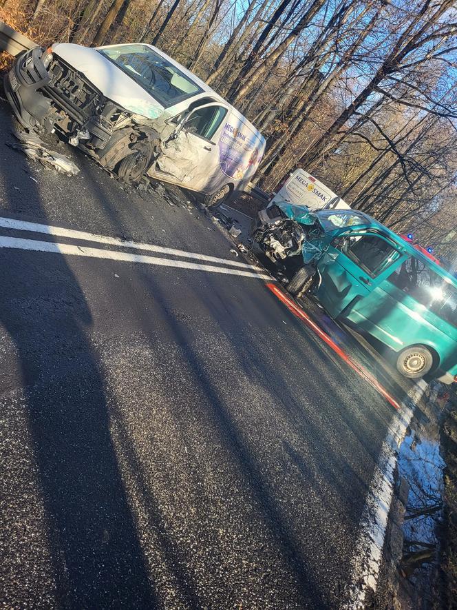 Wypadek w Katowicach. Zderzyły się dwa samochody dostawcze