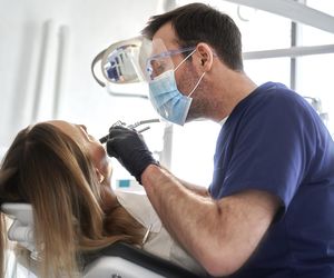 Koszmar w fotelu dentystycznym. Poparzona i oszpecona pacjentka wygrała w sądzie