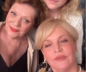 Barwy szczęścia na planie. Emilka (Jessica Frankiewicz), Józefina (Elżbieta Jarosik), Małgorzata (Adrianna Biedrzyńska)