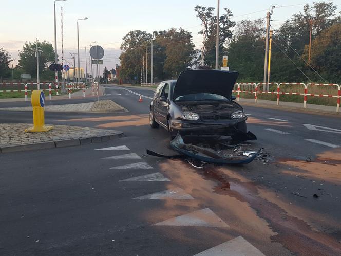 Poranna kolizja dwóch aut w Lesznie. Kierowca jednego z nich nigdy nie miał prawka